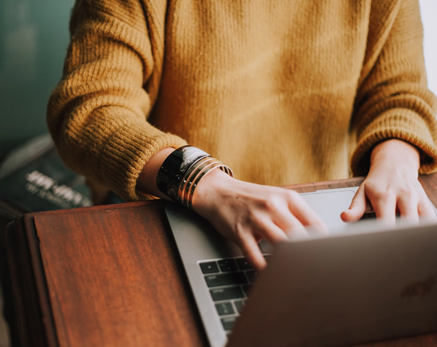 ragazza in smart working al computer