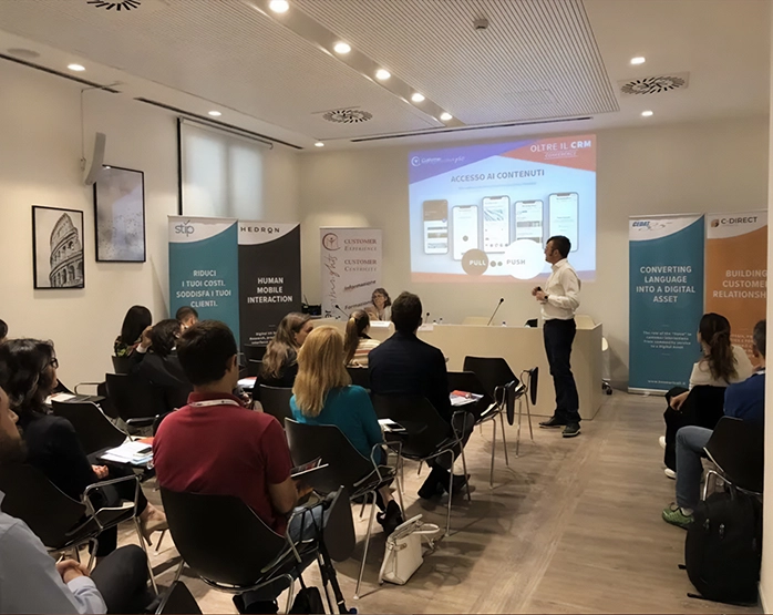 Giacomo Bosio presenta dal vivo durante l’evento 'Cliente 4.0: progettare la relazione digitale', con pubblico in ascolto.