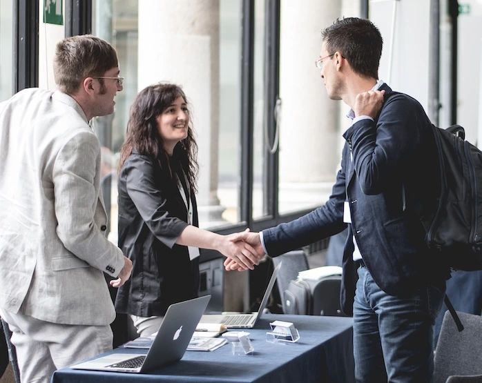 Grafica dell’evento 'Oltre il CRM – Cliente 4.0', con titolo e logo Hedron in evidenza.