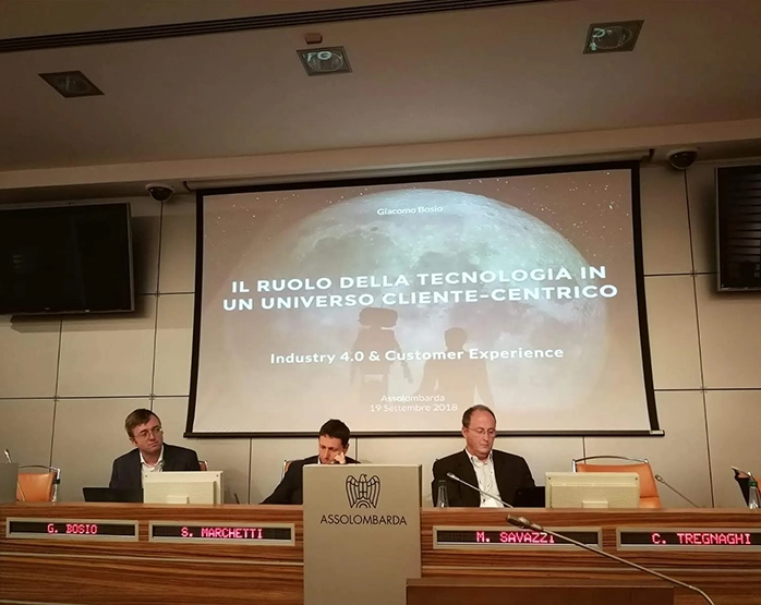 Relatori seduti al tavolo durante la conferenza 'Il ruolo della tecnologia in un universo cliente-centrico', presso Assolombarda.