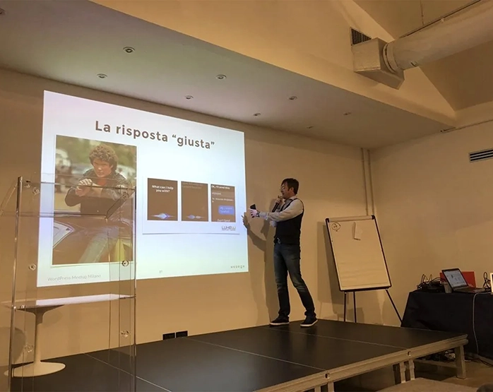 Giacomo Bosio sul palco durante un Meetup WordPress.