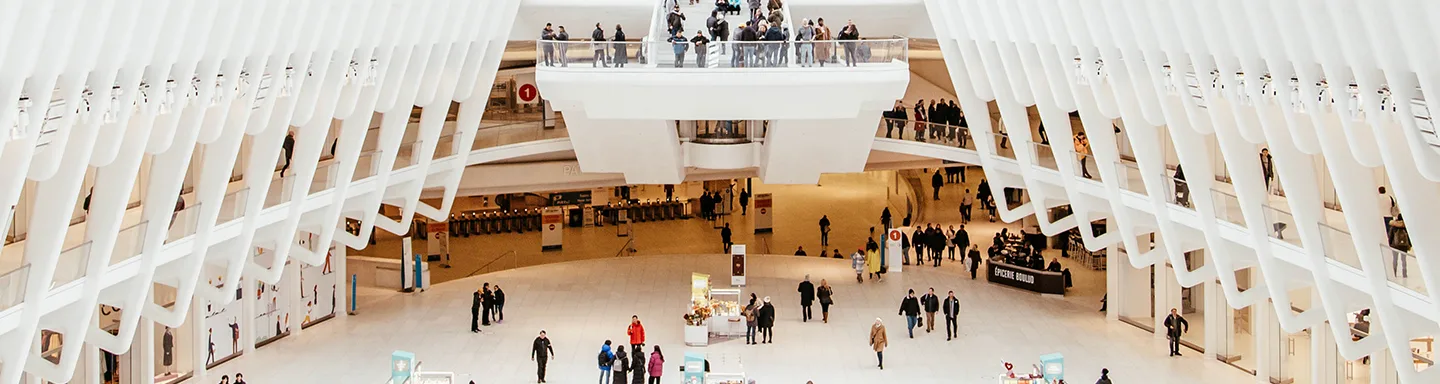 spazio pubblico con presenza di persone