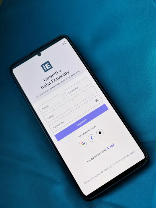 smartphone che mostra il mockup del login al sito italia economy