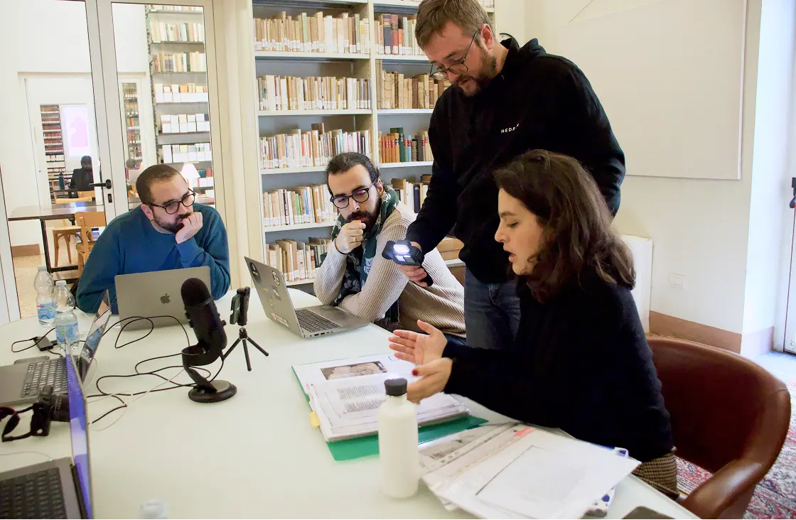 team di ricercatori hedron che osservano il lavoro degli studiosi